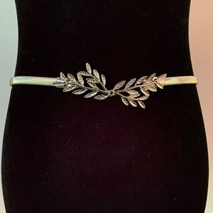 Silver tone leaf belt with stretchy metal waistband